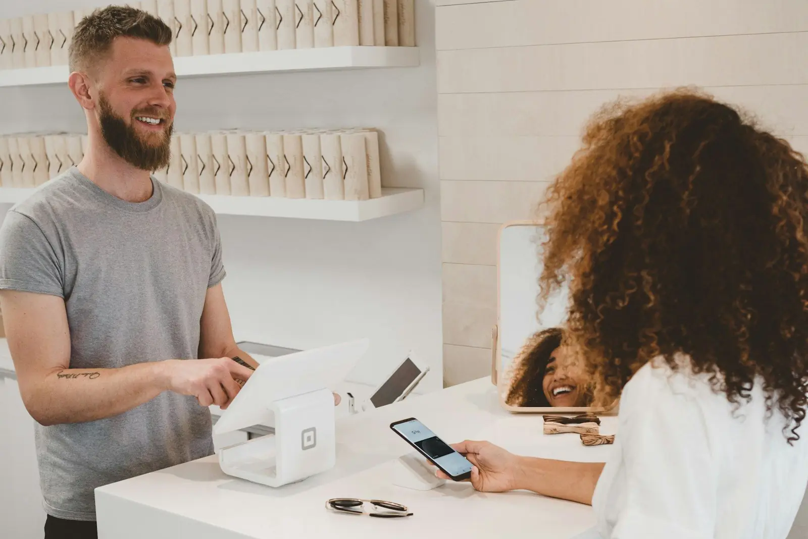 Consulente al lavoro con una cliente
